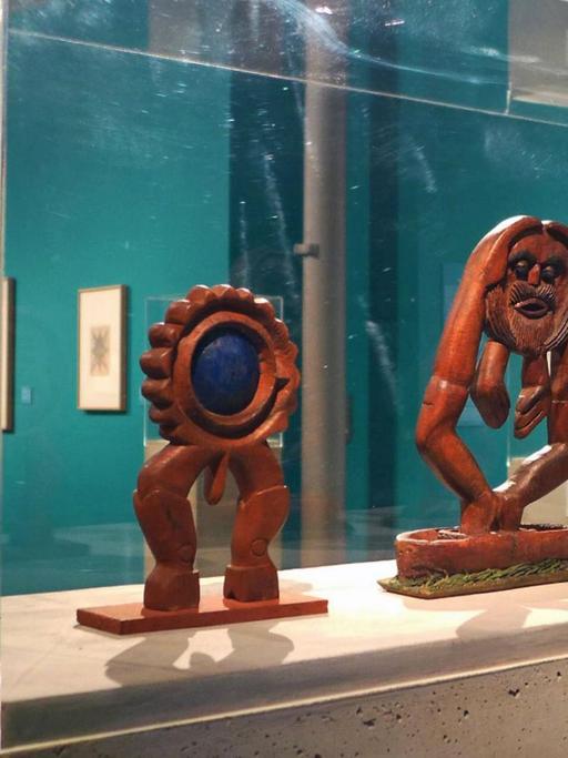 Der Heidelberger Kunsthistoriker und Arzt Hans PRINZHORN hat Zeit seines Lebens Kunstwerke von psychisch Kranken gesammelt; die 120 Werke in der Ausstellung in der Scharf-Gerstenberg-Sammlung in Charlottenburg sind nicht unter Psychopharmaka oder psychiatrischer Behandlung entstanden; fast durchgängig sind die Bilder und Skulpturen der zumeist in Heimen untergebrachten Künstler mit Darstellungen von Geistern und Dämonen reich bebildert; Foto : dieses Holzskulpturen von Karl GENZEL gehören zu den wenigen plastischen Werken in