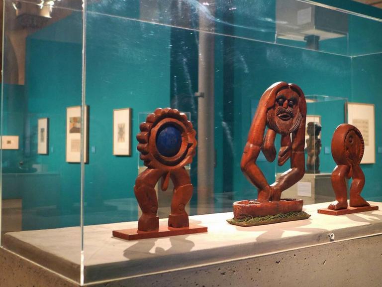 Der Heidelberger Kunsthistoriker und Arzt Hans PRINZHORN hat Zeit seines Lebens Kunstwerke von psychisch Kranken gesammelt; die 120 Werke in der Ausstellung in der Scharf-Gerstenberg-Sammlung in Charlottenburg sind nicht unter Psychopharmaka oder psychiatrischer Behandlung entstanden; fast durchgängig sind die Bilder und Skulpturen der zumeist in Heimen untergebrachten Künstler mit Darstellungen von Geistern und Dämonen reich bebildert; Foto : dieses Holzskulpturen von Karl GENZEL gehören zu den wenigen plastischen Werken in