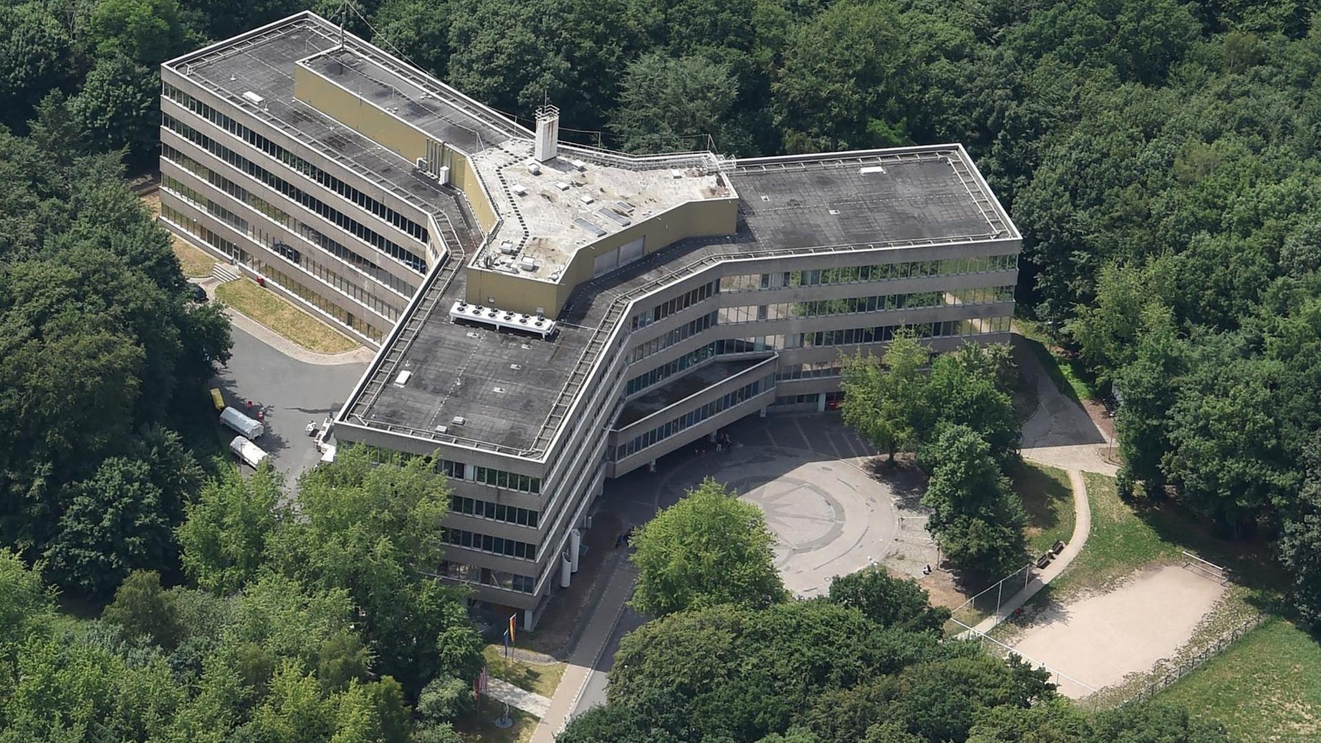 Die Luftaufnahme zeigt das Gebäude der Bremer Außenstelle des Bundesamts für Migration und Flüchtlinge (BAMF).