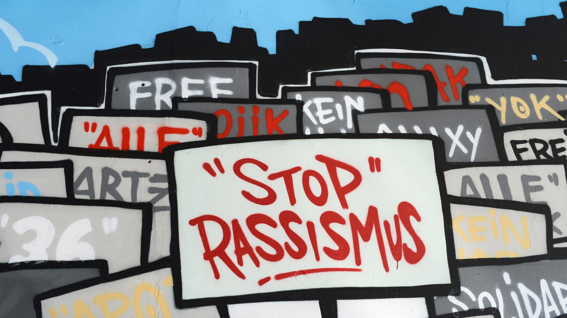 Ein Graffiti "Stop Rassismus" am Kottbusser Tor in Berlin-Kreuzberg Ein Graffiti "Stop Rassismus" am Kottbusser Tor in Berlin-Kreuzberg
