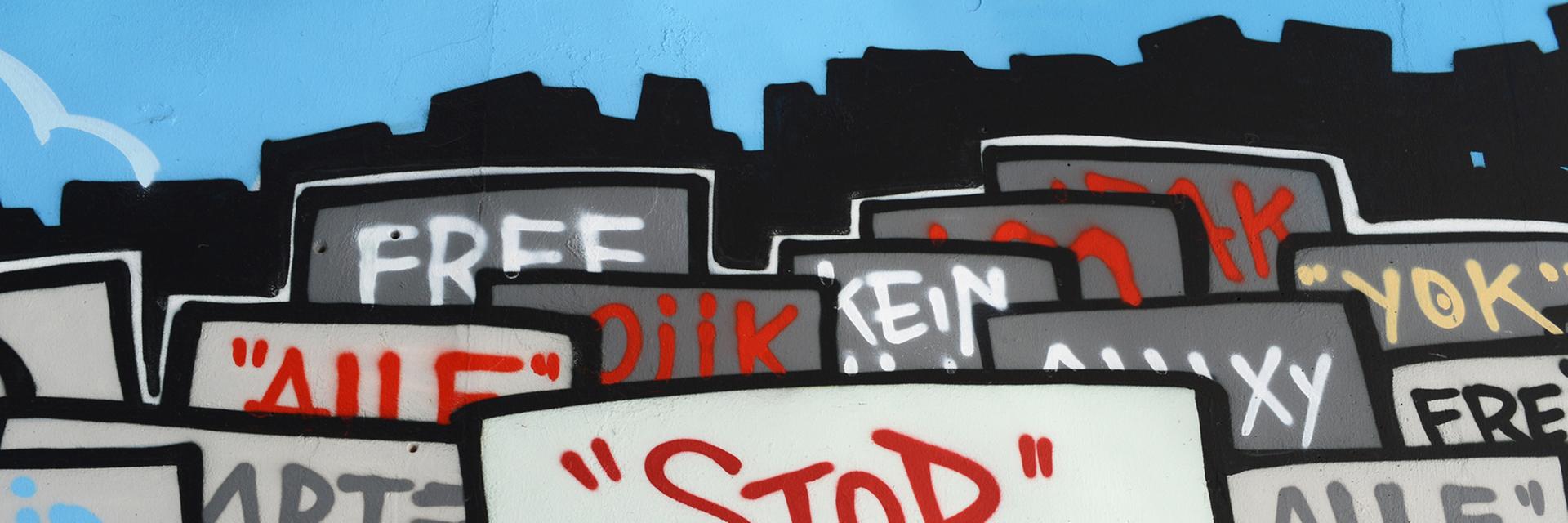Ein Graffiti "Stop Rassismus" am Kottbusser Tor in Berlin-Kreuzberg Ein Graffiti "Stop Rassismus" am Kottbusser Tor in Berlin-Kreuzberg