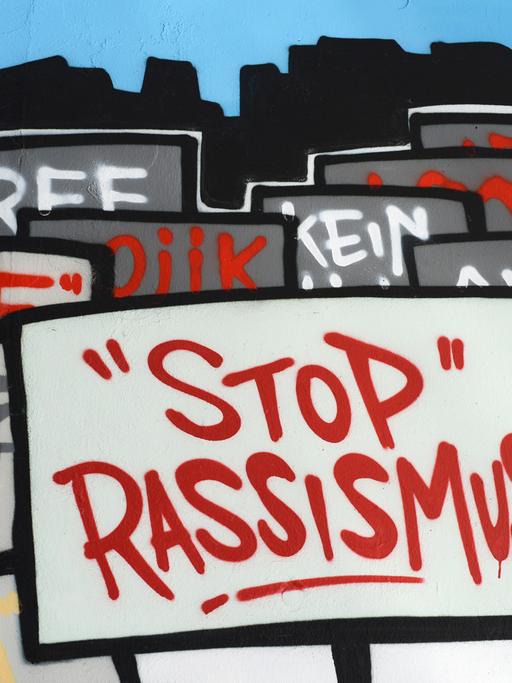 Ein Graffiti "Stop Rassismus" am Kottbusser Tor in Berlin-Kreuzberg