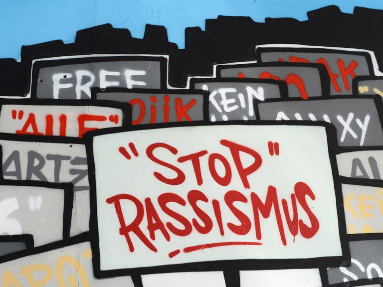 Ein Graffiti "Stop Rassismus" am Kottbusser Tor in Berlin-Kreuzberg