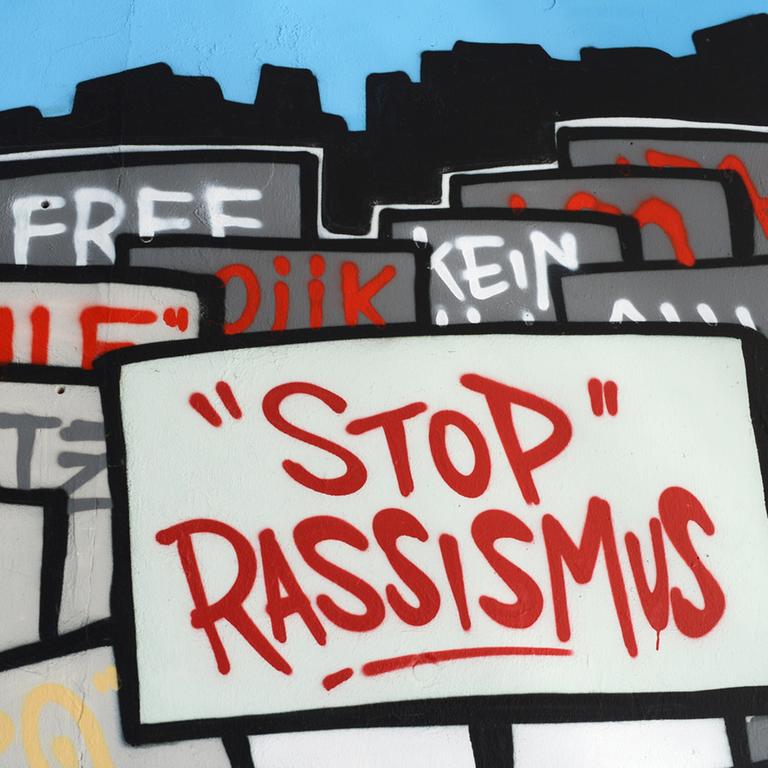 Ein Graffiti "Stop Rassismus" am Kottbusser Tor in Berlin-Kreuzberg