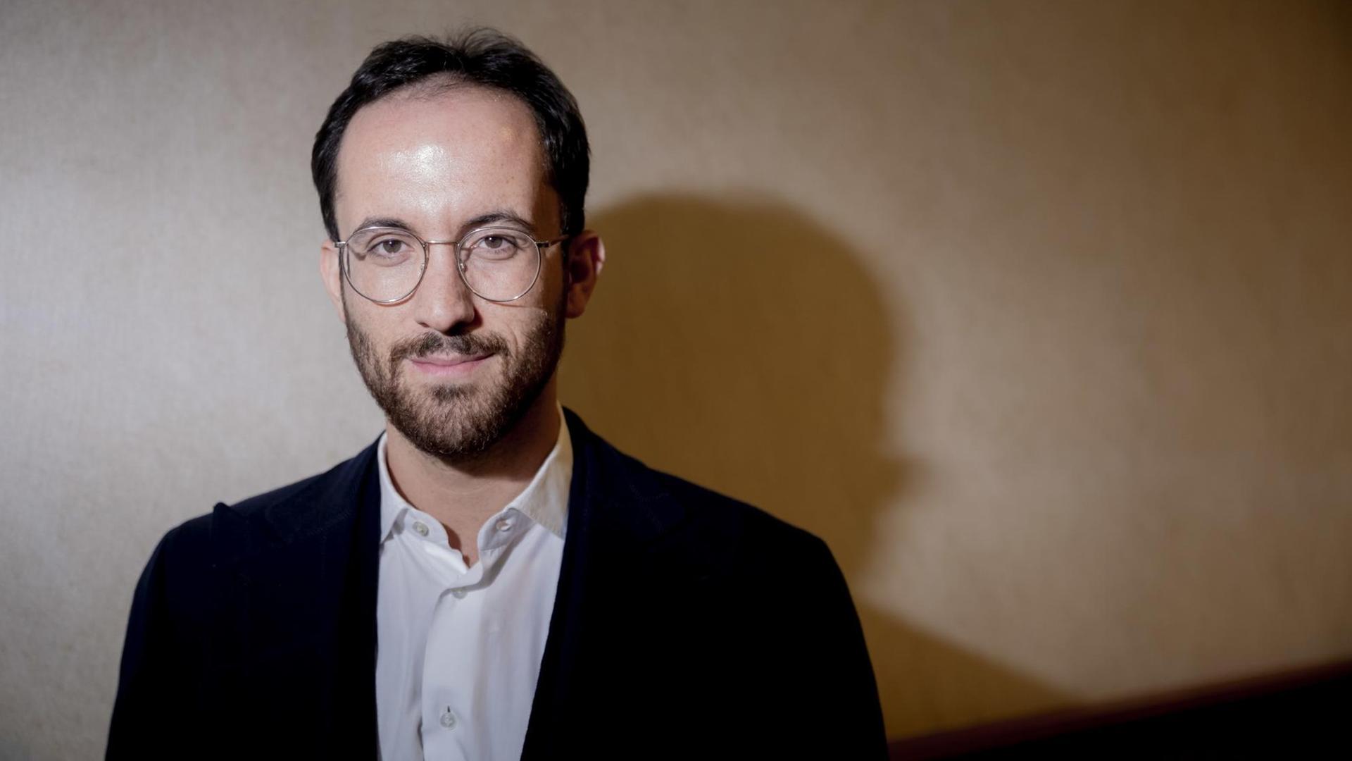 Der Pianist Igor Levit steht im Januar 2020 vor seiner Auszeichnung durch das Internationale Auschwitz Komitee mit der Statue «B» als «Gabe der Erinnerung» im Maritim Hotel Berlin. Der Pianist Igor Levit steht im Januar 2020 vor seiner Auszeichnung durch das Internationale Auschwitz Komitee mit der Statue «B» als «Gabe der Erinnerung» im Maritim Hotel Berlin.