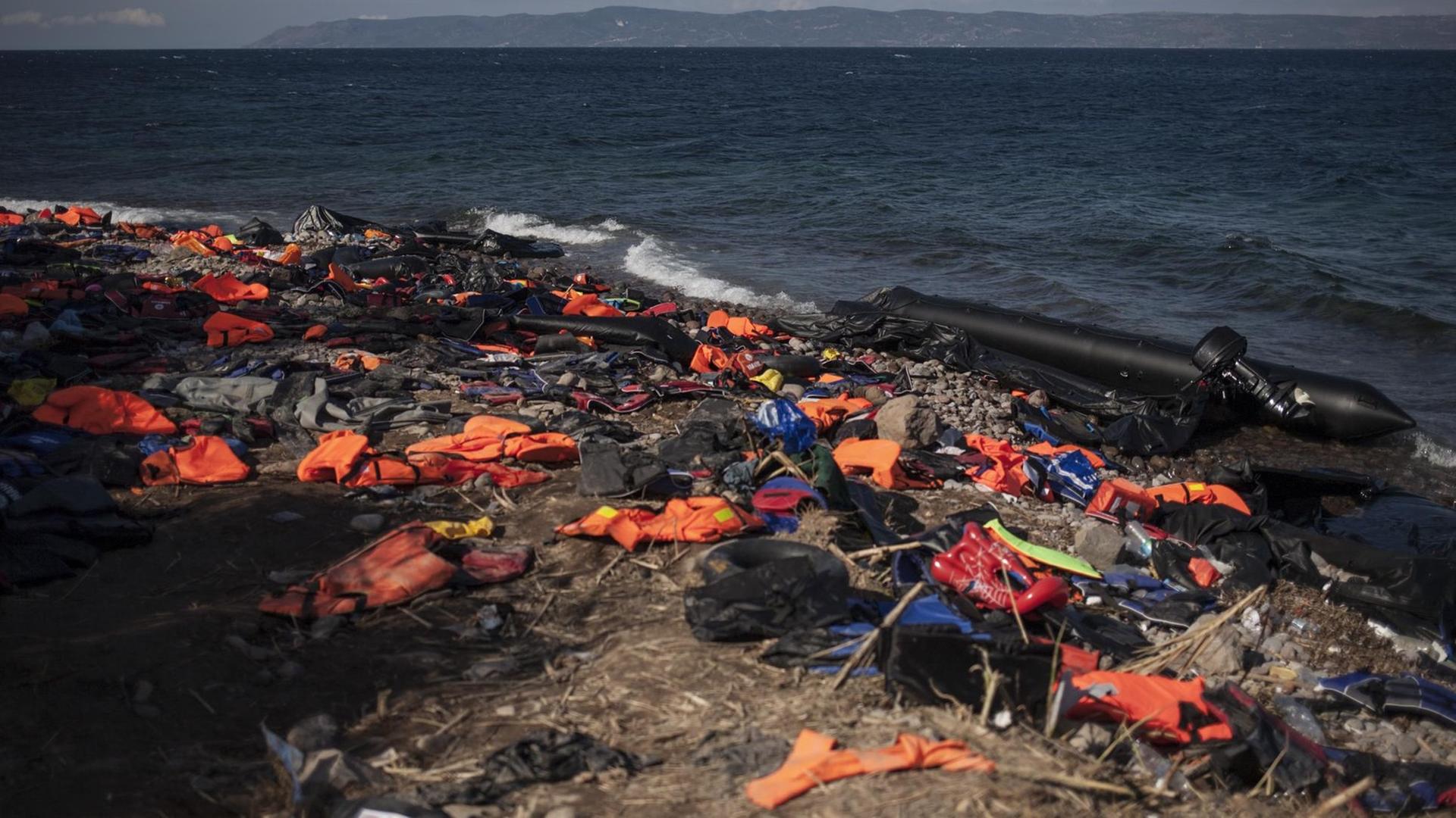 Rettungswesten am Strand von Lesbos Rettungswesten am Strand von Lesbos