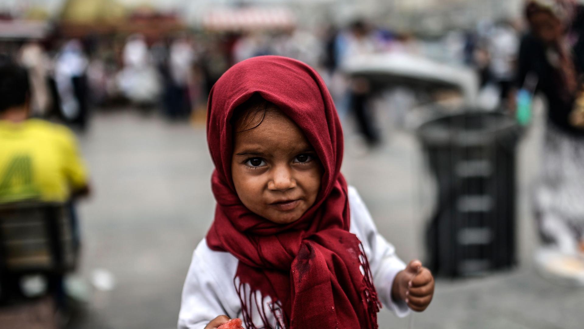 Ein Kind in der türkischen Großstadt Istanbul. Ein Kind in der türkischen Großstadt Istanbul.