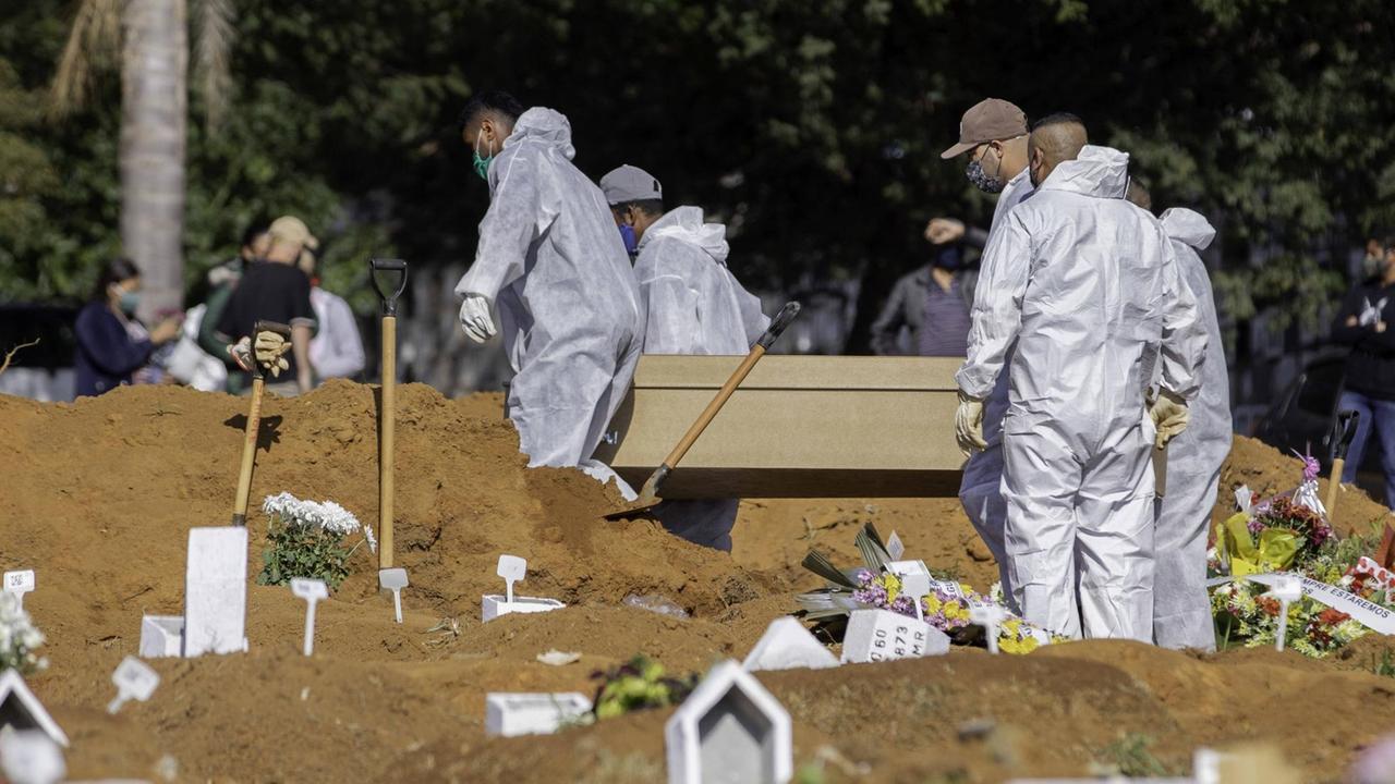 Das Foto zeigt einen Friedhof im Osten von Sao Paulo/Brasilien, wo Massenbegräbnisse wegen der Coronapandemie stattfinden. Das Foto zeigt einen Friedhof im Osten von Sao Paulo/Brasilien, wo Massenbegräbnisse wegen der Coronapandemie stattfinden.
