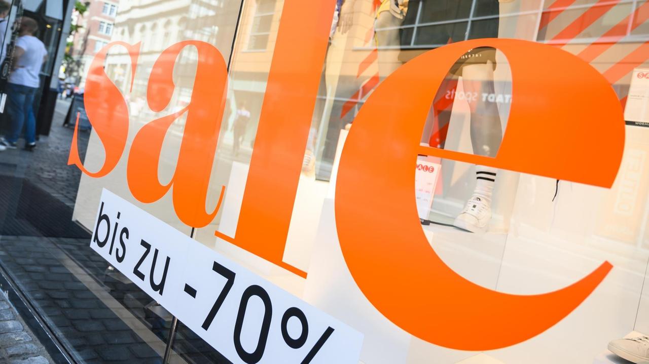 An einem Schaufenster in Hannover klebt die Aufschrift "Sale - bis zu -70%".