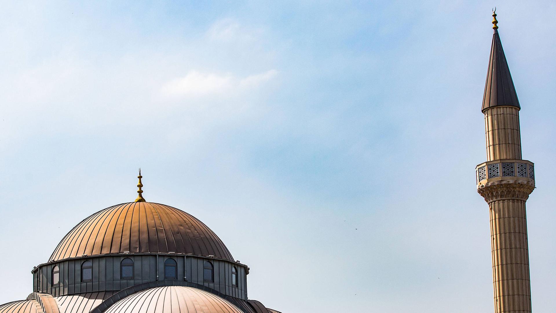 Minarett und Kuppeln der DITIB-Merkez-Moschee in Duisburg-Marxloh Minarett und Kuppeln der DITIB-Merkez-Moschee in Duisburg-Marxloh