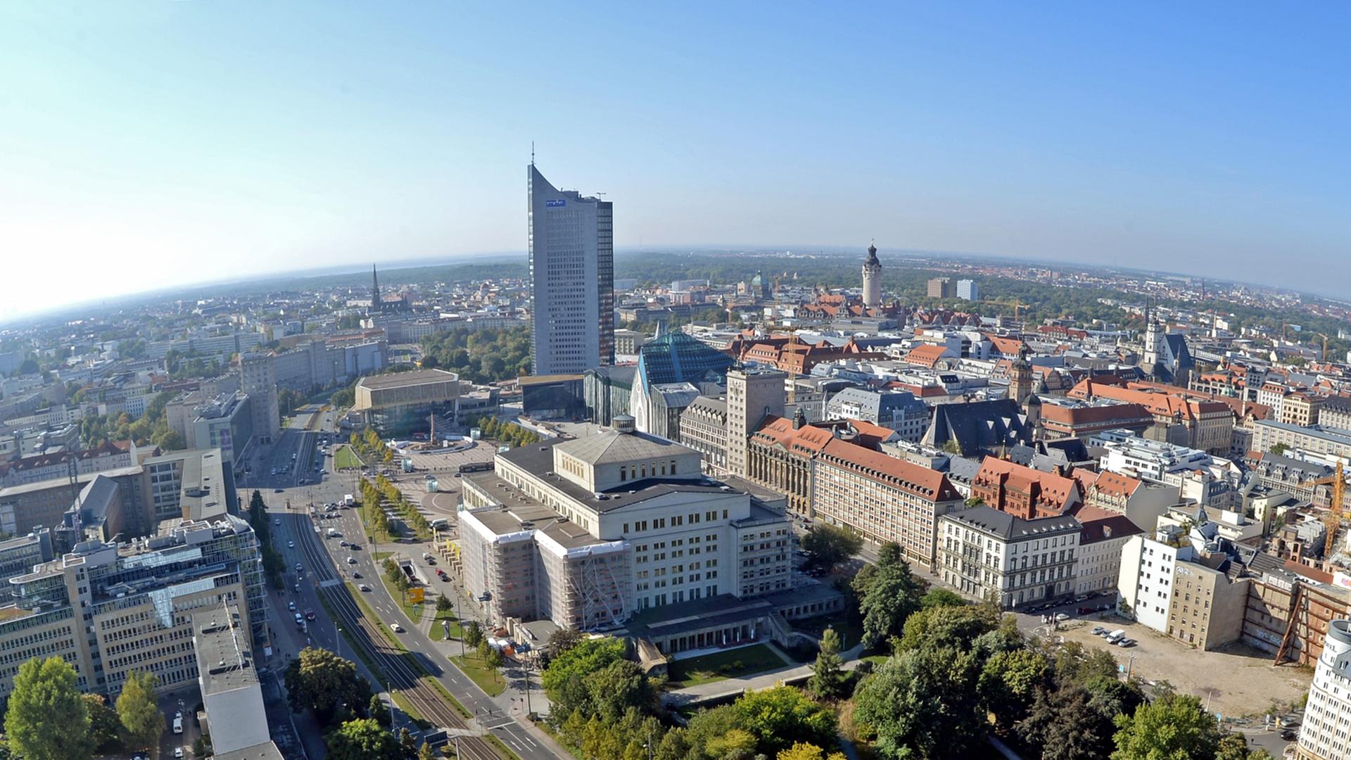 Blick über das Zentrum von Leipzig (Sachsen) am 30.09.2013. Die Messestadt war im Herbst 1989 Zentrum der Bürgerproteste in der DDR. Traditionell am 9. Oktober gedenkt die Stadt der friedlichen Revolution mit einem Lichtfest. Blick über das Zentrum von Leipzig (Sachsen) am 30.09.2013. Die Messestadt war im Herbst 1989 Zentrum der Bürgerproteste in der DDR. Traditionell am 9. Oktober gedenkt die Stadt der friedlichen Revolution mit einem Lichtfest.
