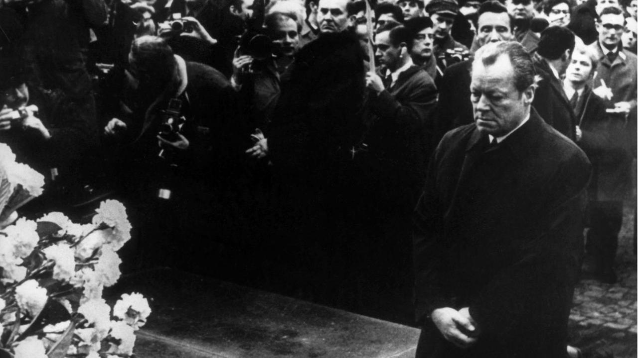 Bundeskanzler Willy Brandt kniet am 07.12.1970 vor dem Mahnmal im einstigen jüdischen Ghetto in Warschau. Bundeskanzler Willy Brandt kniet am 07.12.1970 vor dem Mahnmal im einstigen jüdischen Ghetto in Warschau.