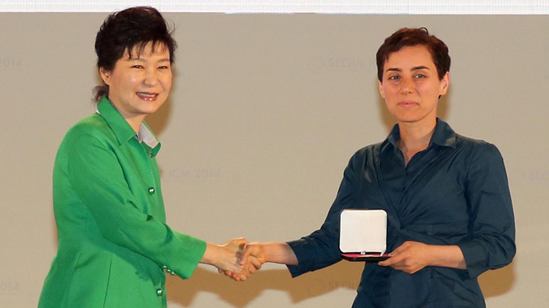 Südkoreas Präsidentin Park Geun-Hye (l.) übergibt die Fields-Medaille auf dem Internationalen Mathematikerkongress 2014 in Seoul an Maryam Mirzakhani, Mathematikerin und Professorin an der Stanford Universität in Kalifornien. Südkoreas Präsidentin Park Geun-Hye (l.) übergibt die Fields-Medaille auf dem Internationalen Mathematikerkongress 2014 in Seoul an Maryam Mirzakhani, Mathematikerin und Professorin an der Stanford Universität in Kalifornien.