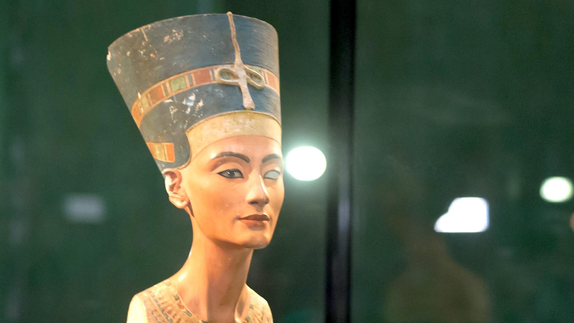 Büste der ägyptischen Königin Nofretete, die ca. 3000 Jahre alt ist, im Neuen Museum in Berlin