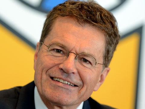 Der Hauptgeschäftsführer des Börsenvereins des Deutschen Buchhandels, Alexander Skipis, vor dem Buchmesselogo in Leipzig Der Hauptgeschäftsführer des Börsenvereins des Deutschen Buchhandels, Alexander Skipis, vor dem Buchmesselogo in Leipzig