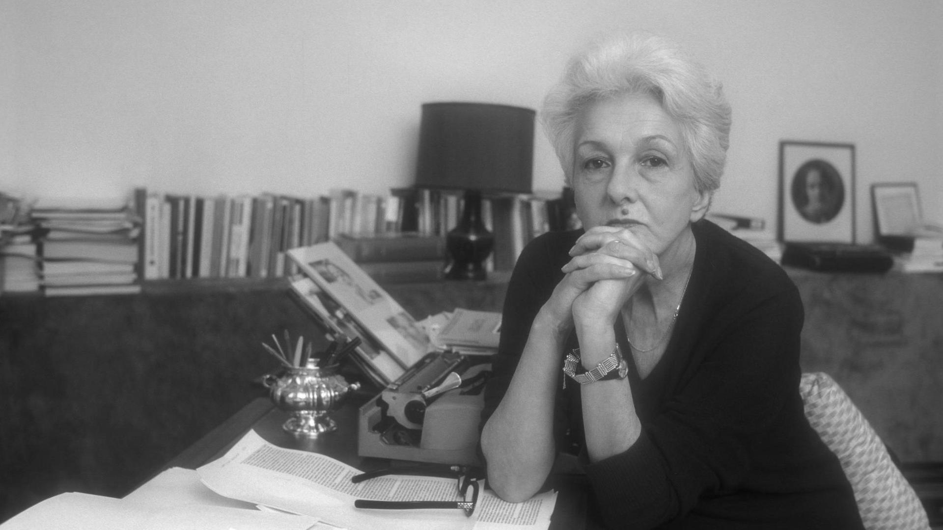 Die italienische Intellektuelle und Publizistin Rossana Rossanda in ihrer Wohnung in Rom (das geschätzte Aufnahmedatum ist 1987) Die italienische Intellektuelle und Publizistin Rossana Rossanda in ihrer Wohnung in Rom (das geschätzte Aufnahmedatum ist 1987)