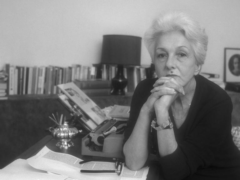 Die italienische Intellektuelle und Publizistin Rossana Rossanda in ihrer Wohnung in Rom (das geschätzte Aufnahmedatum ist 1987)