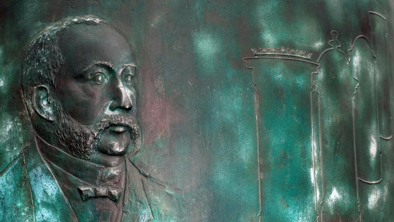 Ein Relief am Litfaß-Denkmal zeigt in Berlin den Erfinder der Litfaß-Säule, Ernst Amandus Litfaß. Ein Relief am Litfaß-Denkmal zeigt in Berlin den Erfinder der Litfaß-Säule, Ernst Amandus Litfaß.