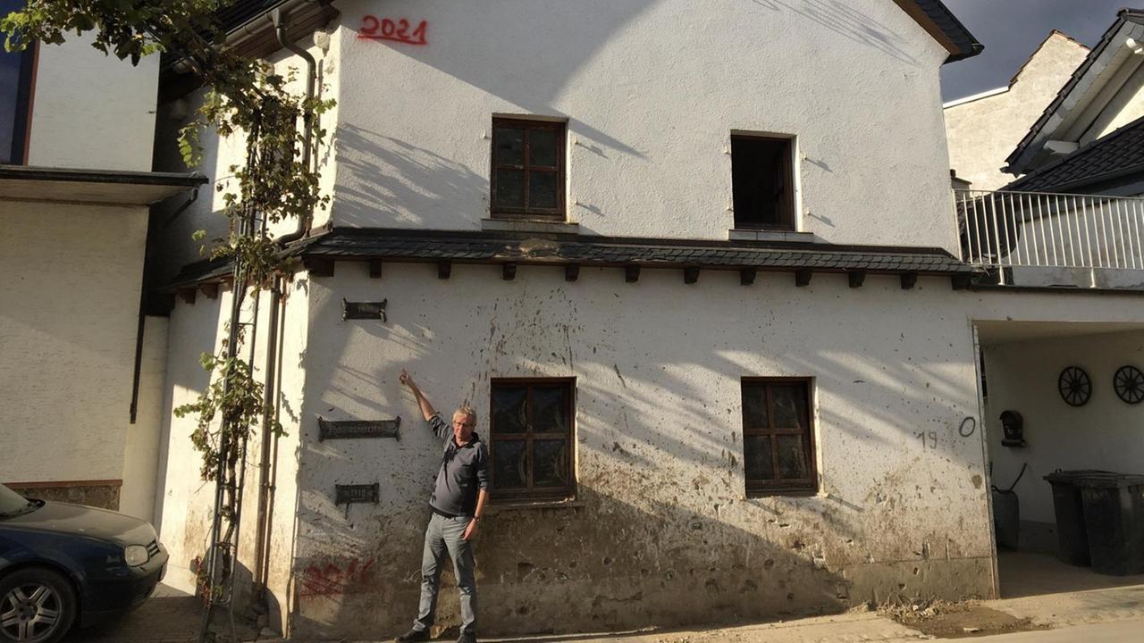 Haus in Dernau mit der Marke des Hochwassers. Haus in Dernau mit der Marke des Hochwassers.