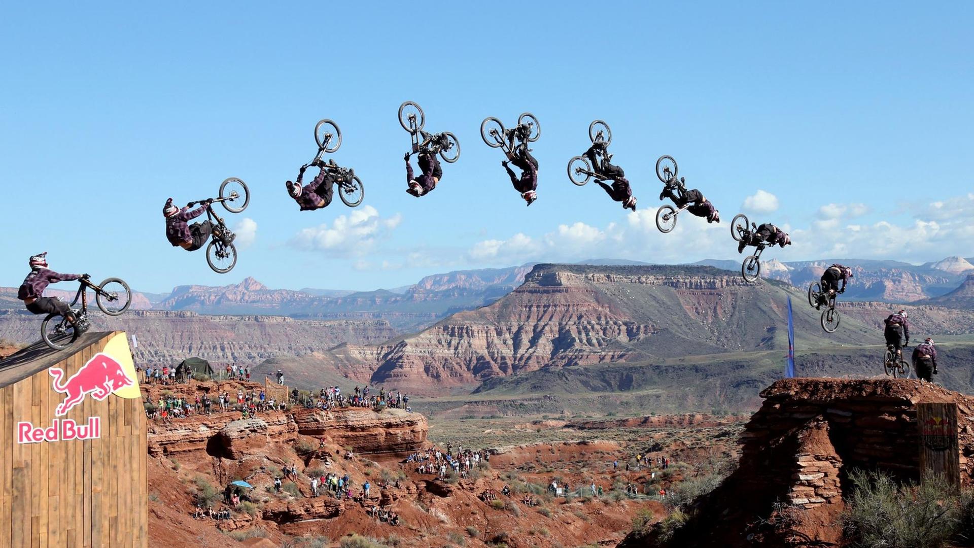 Digital zusammengefügte Sequenz eines Mountainbikers, der über einer Schlucht einen Salto performt. Digital zusammengefügte Sequenz eines Mountainbikers, der über einer Schlucht einen Salto performt.