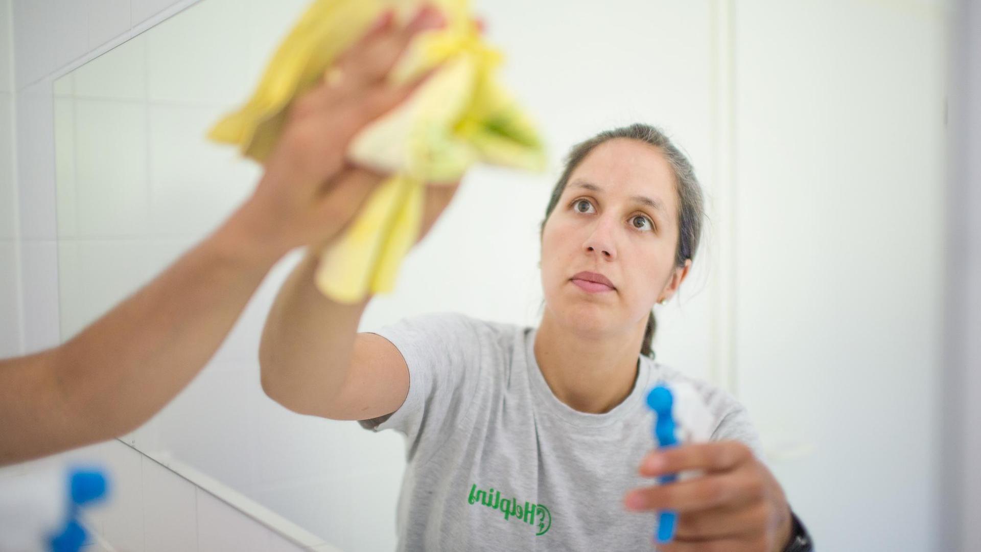 Maria Esperanza Echenique von der Putzkraftvermittlung Helpling putzt am 04.07.2014 ein Bad in Berlin. Unternehmen wie Book a Tiger, Helpling, Homejoy und Clean Agents vermitteln online Putzkräfte. Maria Esperanza Echenique von der Putzkraftvermittlung Helpling putzt am 04.07.2014 ein Bad in Berlin. Unternehmen wie Book a Tiger, Helpling, Homejoy und Clean Agents vermitteln online Putzkräfte.
