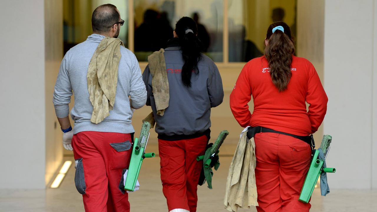 Gebäudereiniger: Hilfreich ist, wenn Ältere und Jüngere zusammenarbeiten. Gebäudereiniger: Hilfreich ist, wenn Ältere und Jüngere zusammenarbeiten.