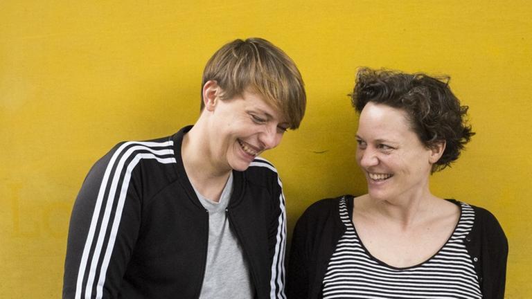 Susanne Brückner (l) und Carolin Kraft (r) reden mit Gästen über den Tod, direkt und ohne Tragik Susanne Brückner (l) und Carolin Kraft (r) reden mit Gästen über den Tod, direkt und ohne Tragik