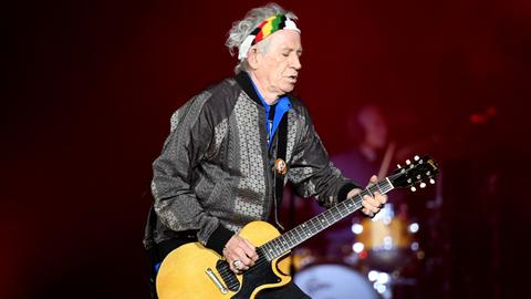 Rolling Stones-Gitarrist Keith Richards bei einem Konzert in Hamburg 2017.