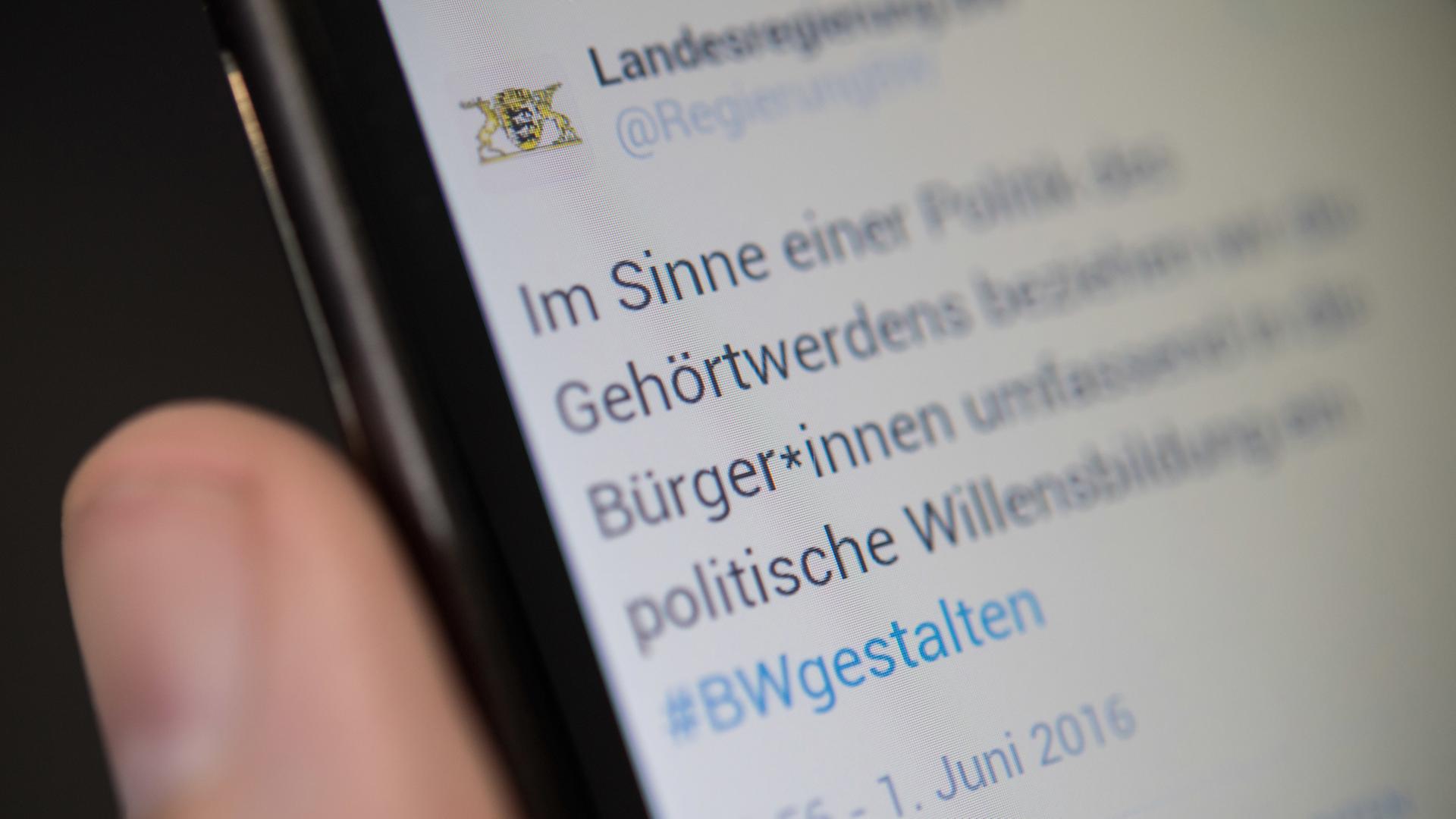 Ein Tweet der baden-württembergischen Landesregierung mit dem geschlechtsneutral formulierten Wort "Bürger*innen" ist am 02.06.2016 auf einem Mobiltelefon zu sehen. Ein Tweet der baden-württembergischen Landesregierung mit dem geschlechtsneutral formulierten Wort "Bürger*innen" ist am 02.06.2016 auf einem Mobiltelefon zu sehen.