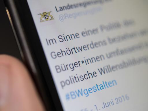 Ein Tweet der baden-württembergischen Landesregierung mit dem geschlechtsneutral formulierten Wort "Bürger*innen" ist am 02.06.2016 auf einem Mobiltelefon zu sehen.