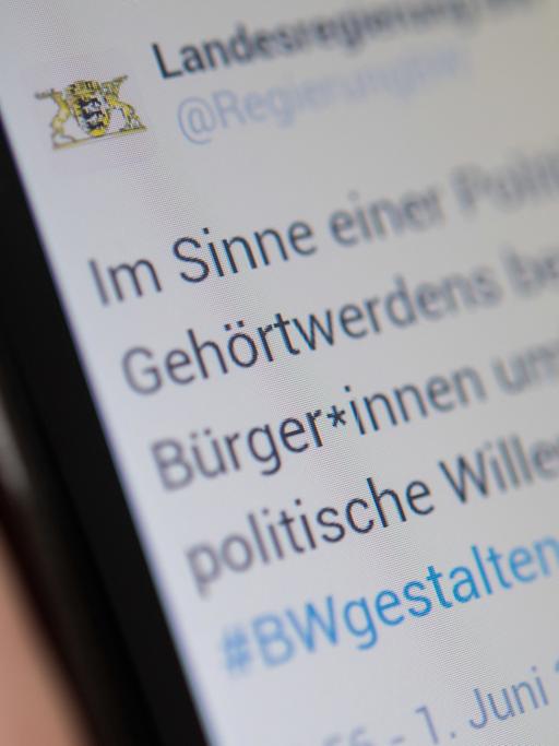 Ein Tweet der baden-württembergischen Landesregierung mit dem geschlechtsneutral formulierten Wort "Bürger*innen" ist am 02.06.2016 auf einem Mobiltelefon zu sehen.