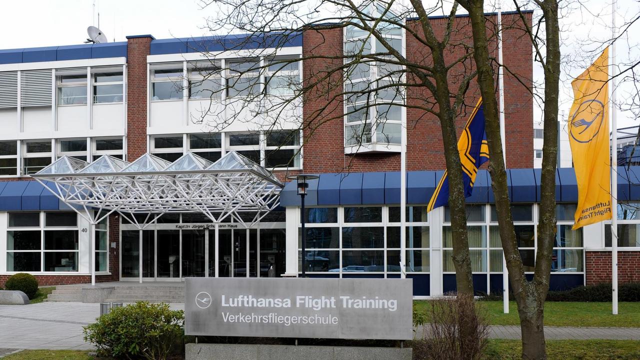 Die Flaggen der Fluggesellschaften Lufthansa und Germanwings wehen am 26.03.2015 vor der Lufthansa Verkehrsfliegerschule "Lufthansa Flight Training" (LFT) in Bremen auf Halbmast. 