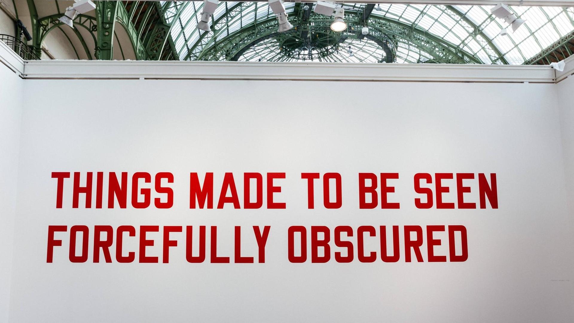 Eine Textarbeit von Lawrence Weiner auf der FIAC International Contemporary Art Fair in Paris 2019: "Things Made to Be Seen Forcefully Obscured" Eine Textarbeit von Lawrence Weiner auf der FIAC International Contemporary Art Fair in Paris 2019: "Things Made to Be Seen Forcefully Obscured"