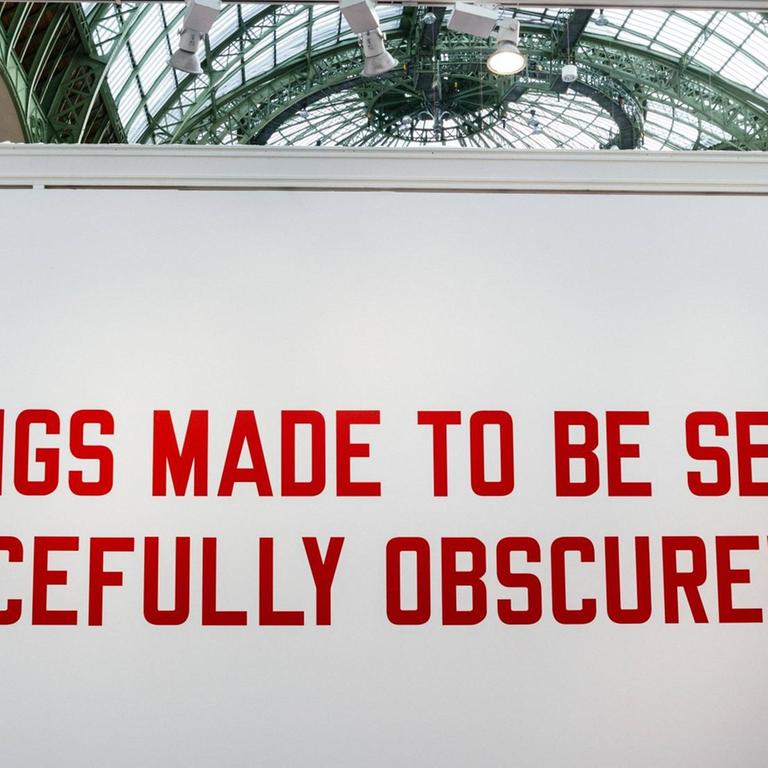 Eine Textarbeit von Lawrence Weiner auf der FIAC International Contemporary Art Fair in Paris 2019: "Things Made to Be Seen Forcefully Obscured"