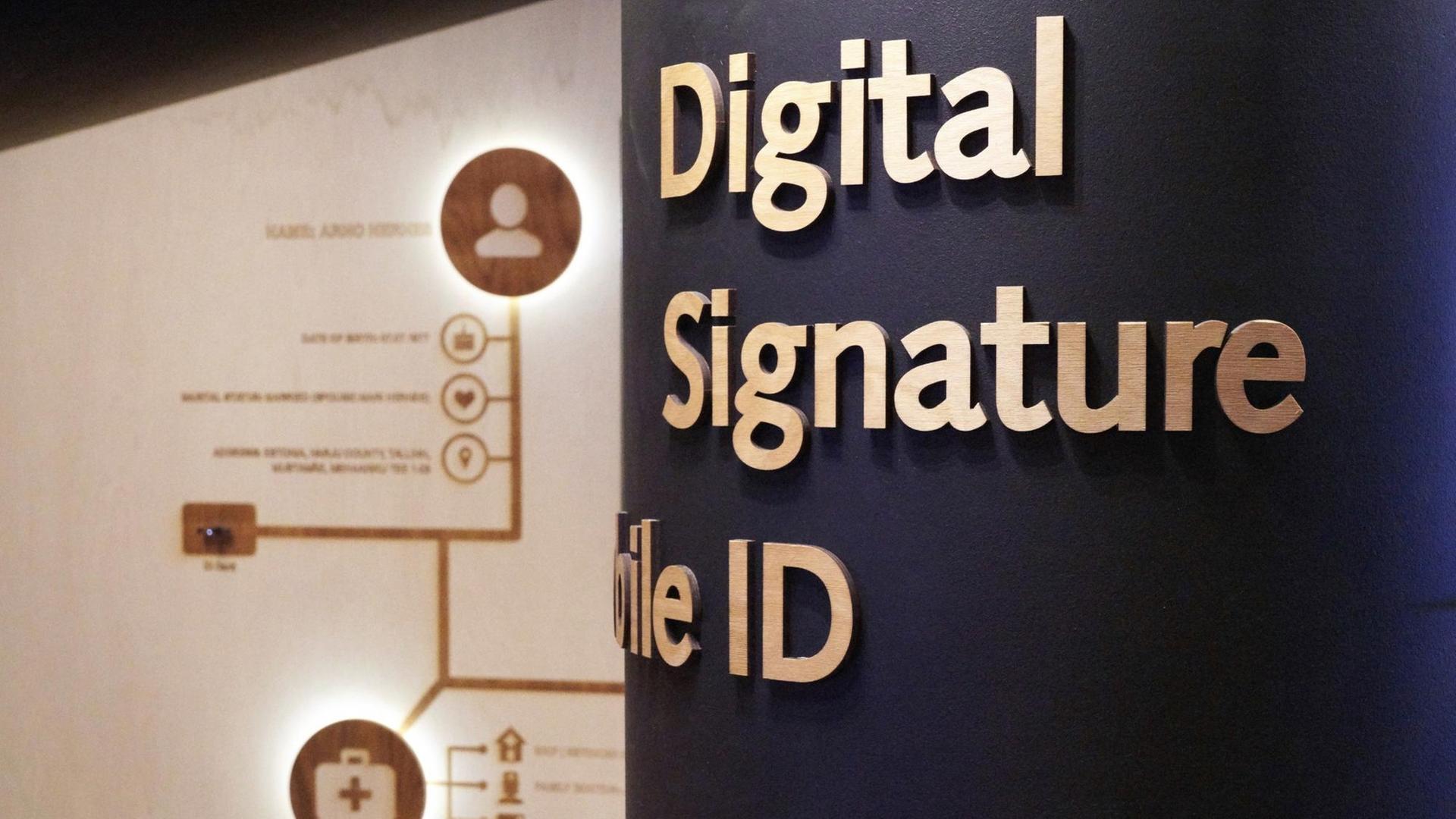 Blick in eine Ausstellungshalle, in der Schriftzeichen und Grafiken zu sehen sind. Blick in eine Ausstellungshalle, in der Schriftzeichen und Grafiken zu sehen sind.