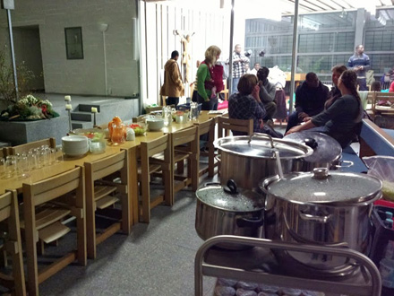 Gemeinsames Essen von Flüchtlingen und Helfern Gemeinsames Essen von Flüchtlingen und Helfern