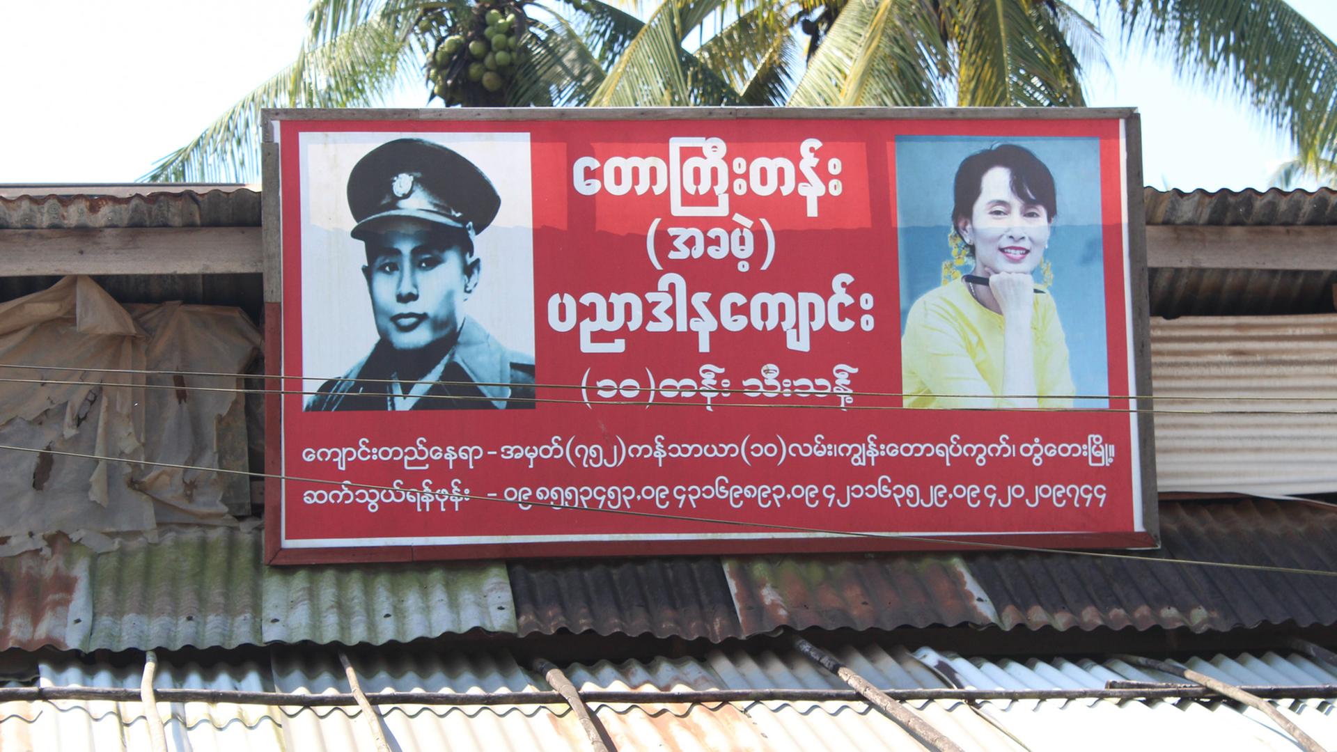 Aung San Suu Kyi (rechts) auf einem Plakat in Myanmar Aung San Suu Kyi (rechts) auf einem Plakat in Myanmar