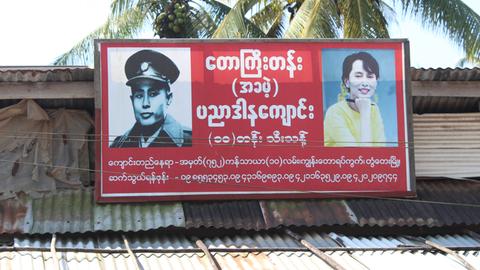 Aung San Suu Kyi (rechts) auf einem Plakat in Myanmar