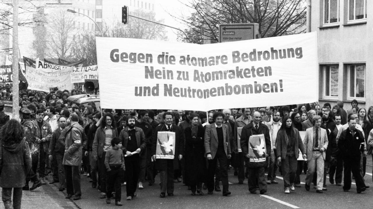 Demonstranten am 4.4.1981 in Bonn tragen ein Plakat mit der Aufschrift: "Gegen die atomare Bedrohung. Nein zu Atomraketen und Neutronenbomben!" 