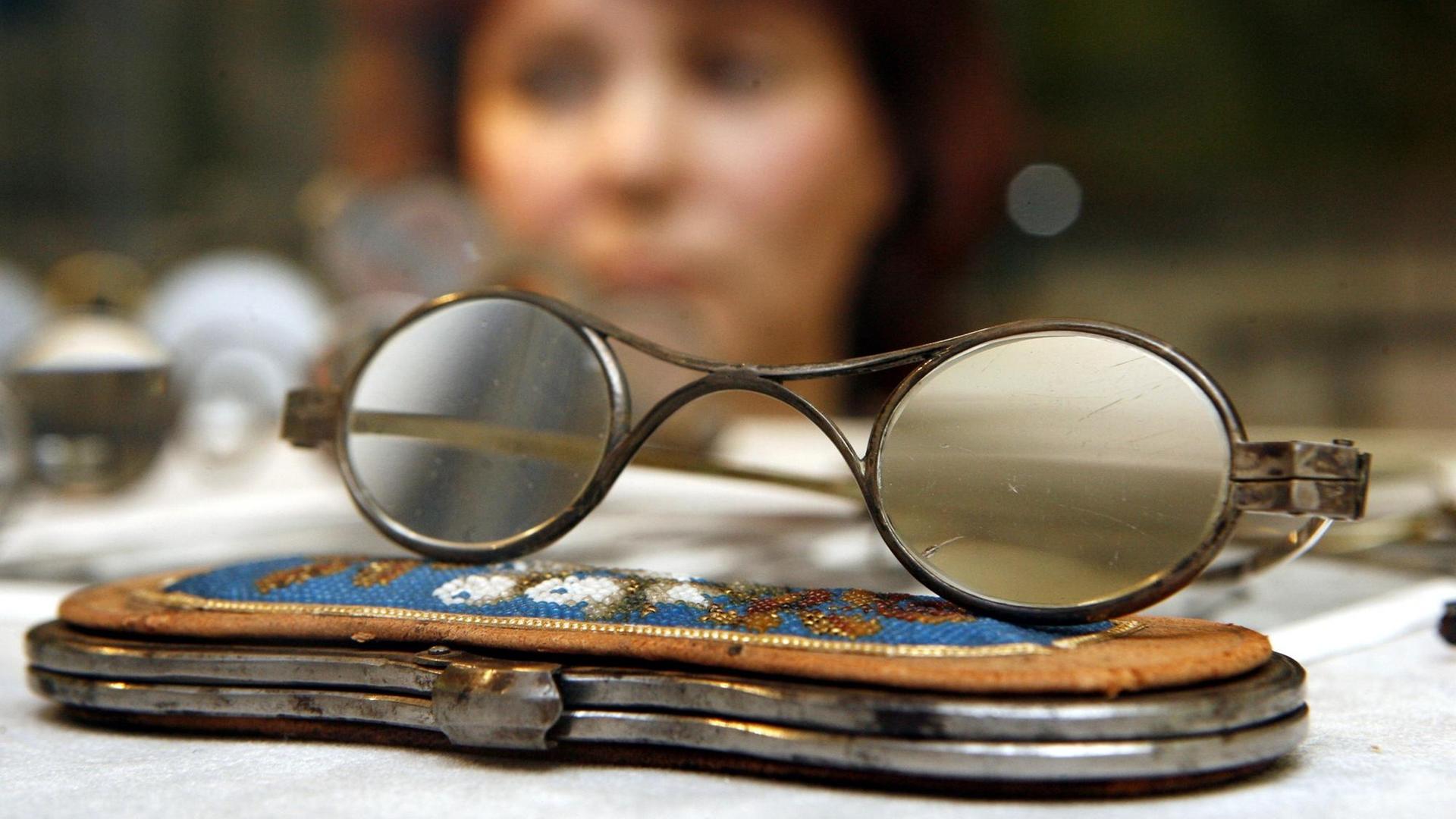 Nahaufnahme einer alten Brille im Optik Industrie Museum Rathenow.