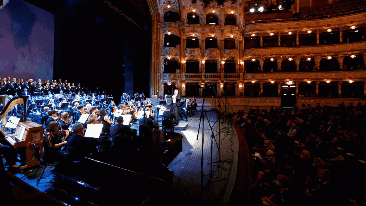 Karl-Heinz Steffens mit dem Chor und dem Orchester des Staatstheaters Prag am 30.08.2020 beim Eröffnungskonzert von Musica Non Grata.