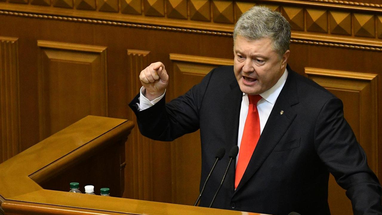 Der ukrainische Präsident Petro Poroschenko hält eine Rede vor dem Parlament.