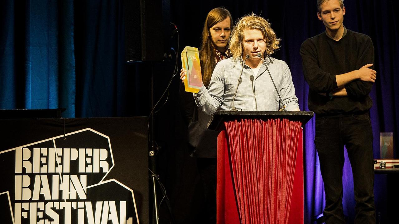 Die Band "Die Nerven" wird am 24.09.2015 in Hamburg beim VIA! VUT Indie-Award 2015 als bester Act ausgezeichnet (v.l. Kevin Kuhn, Julian Knoth, Max Rieger) Die Band "Die Nerven" wird am 24.09.2015 in Hamburg beim VIA! VUT Indie-Award 2015 als bester Act ausgezeichnet (v.l. Kevin Kuhn, Julian Knoth, Max Rieger)