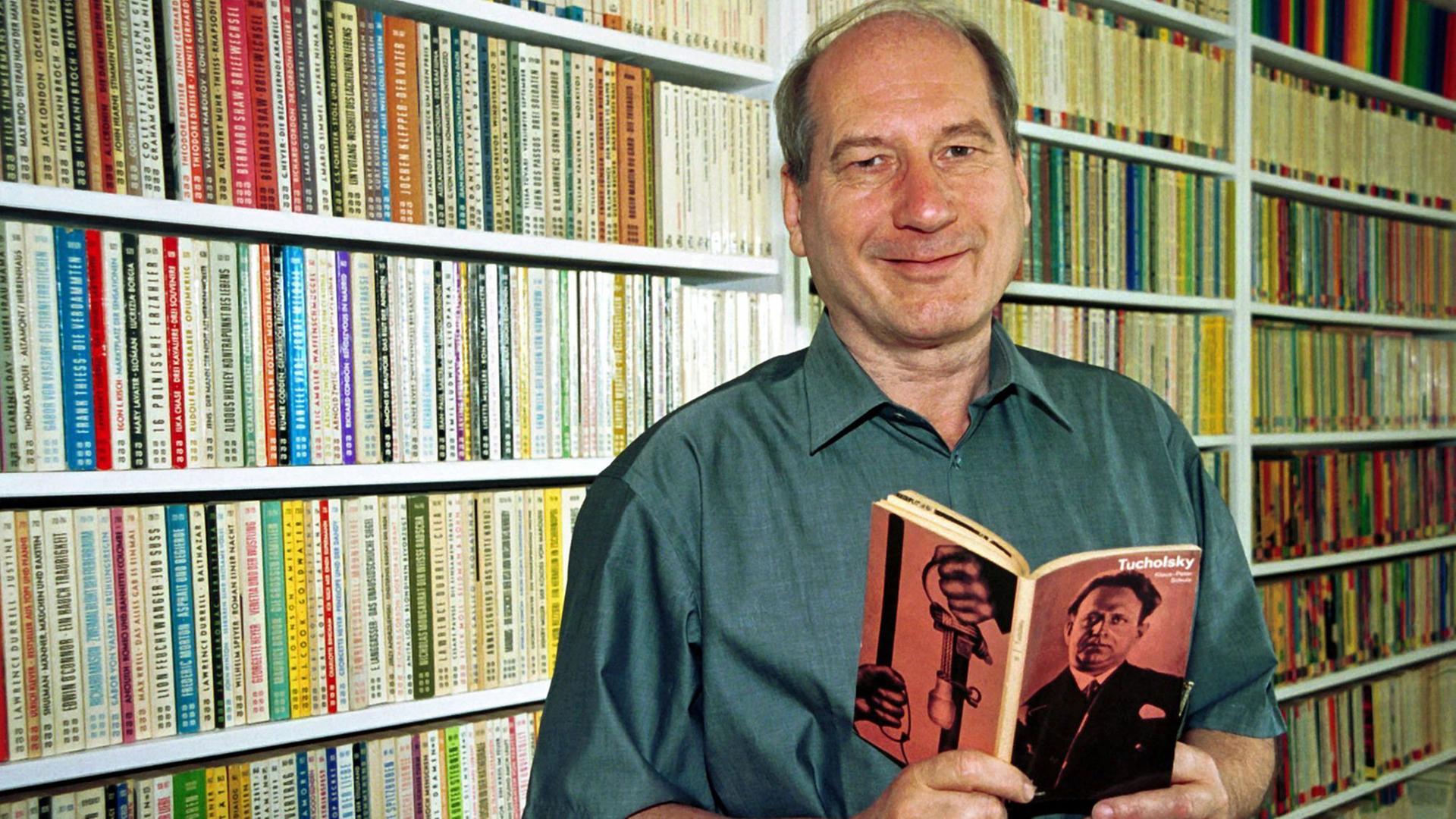 Der SPD-Politiker Reinhard Klimmt in seiner Saarbrücker Wohnung, aufgenommen am 29.7.2002. Der ehemalige Bundesverkehrsminister und frühere saarländische Ministerpräsident ist leidenschaftlicher Sammler afrikanischer Kunst und von Büchern. | Der SPD-Politiker Reinhard Klimmt in seiner Saarbrücker Wohnung, aufgenommen am 29.7.2002. Der ehemalige Bundesverkehrsminister und frühere saarländische Ministerpräsident ist leidenschaftlicher Sammler afrikanischer Kunst und von Büchern. |