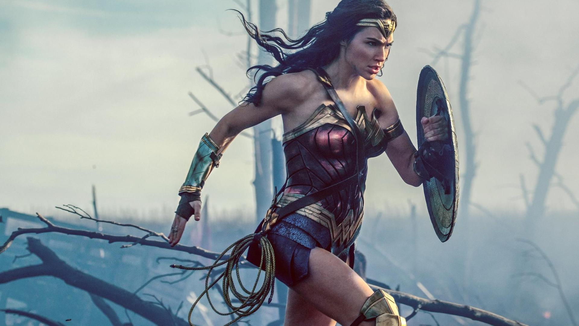Die israelische Schauspielerin Gal Gadot als Diana in einer Szene des US-amerikanischen Films "Wonder Woman". Die israelische Schauspielerin Gal Gadot als Diana in einer Szene des US-amerikanischen Films "Wonder Woman".