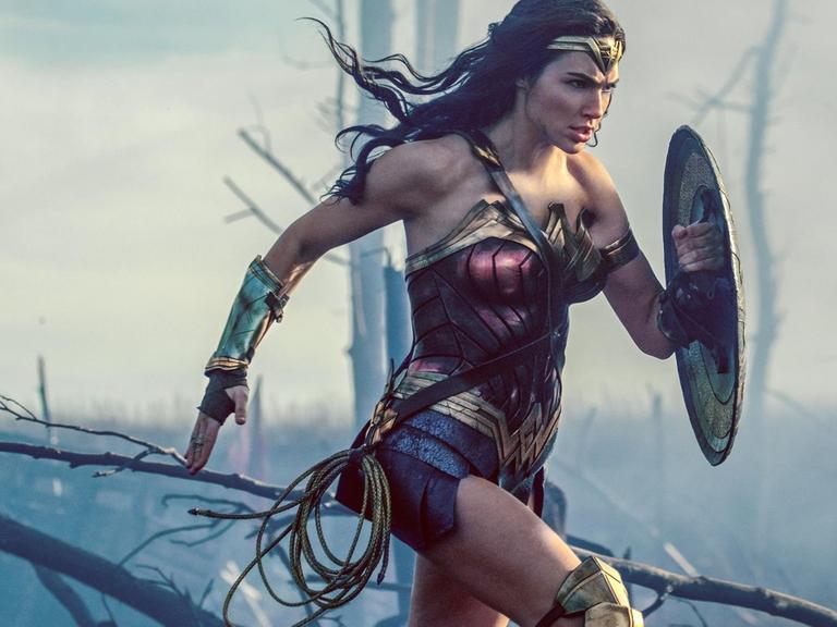 Die israelische Schauspielerin Gal Gadot als Diana in einer Szene des US-amerikanischen Films "Wonder Woman".