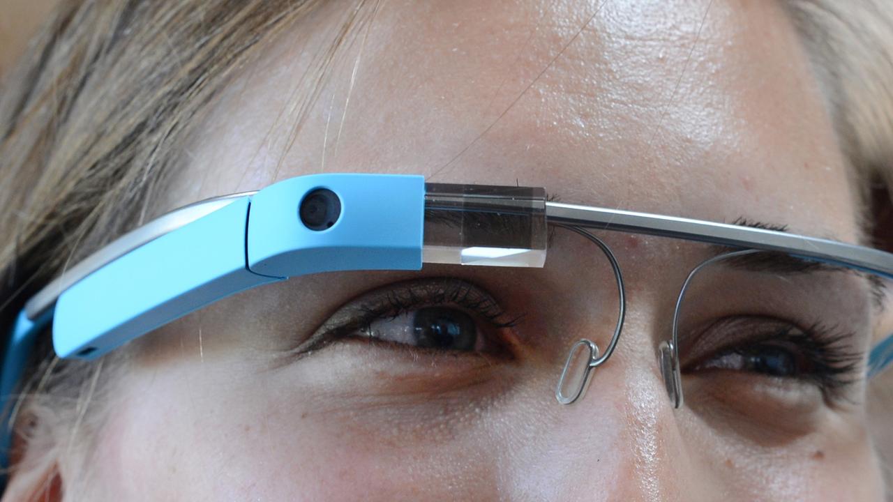 Eine Frau trägt die Datenbrille Google Glass.