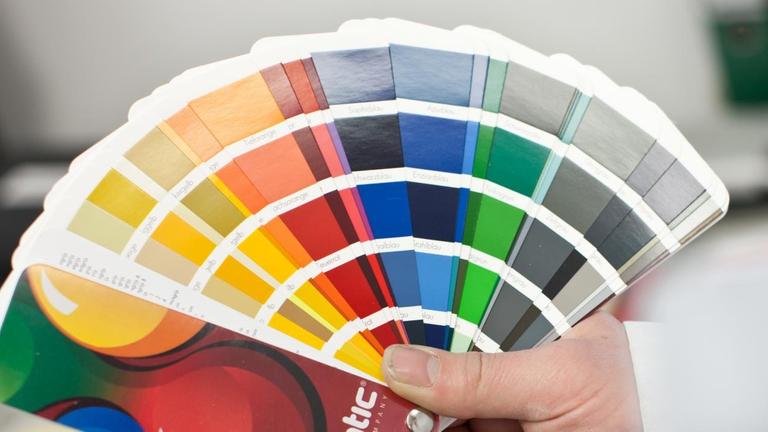 Weltweit ordnen Menschen Farben in wenige Kategorien ein Weltweit ordnen Menschen Farben in wenige Kategorien ein