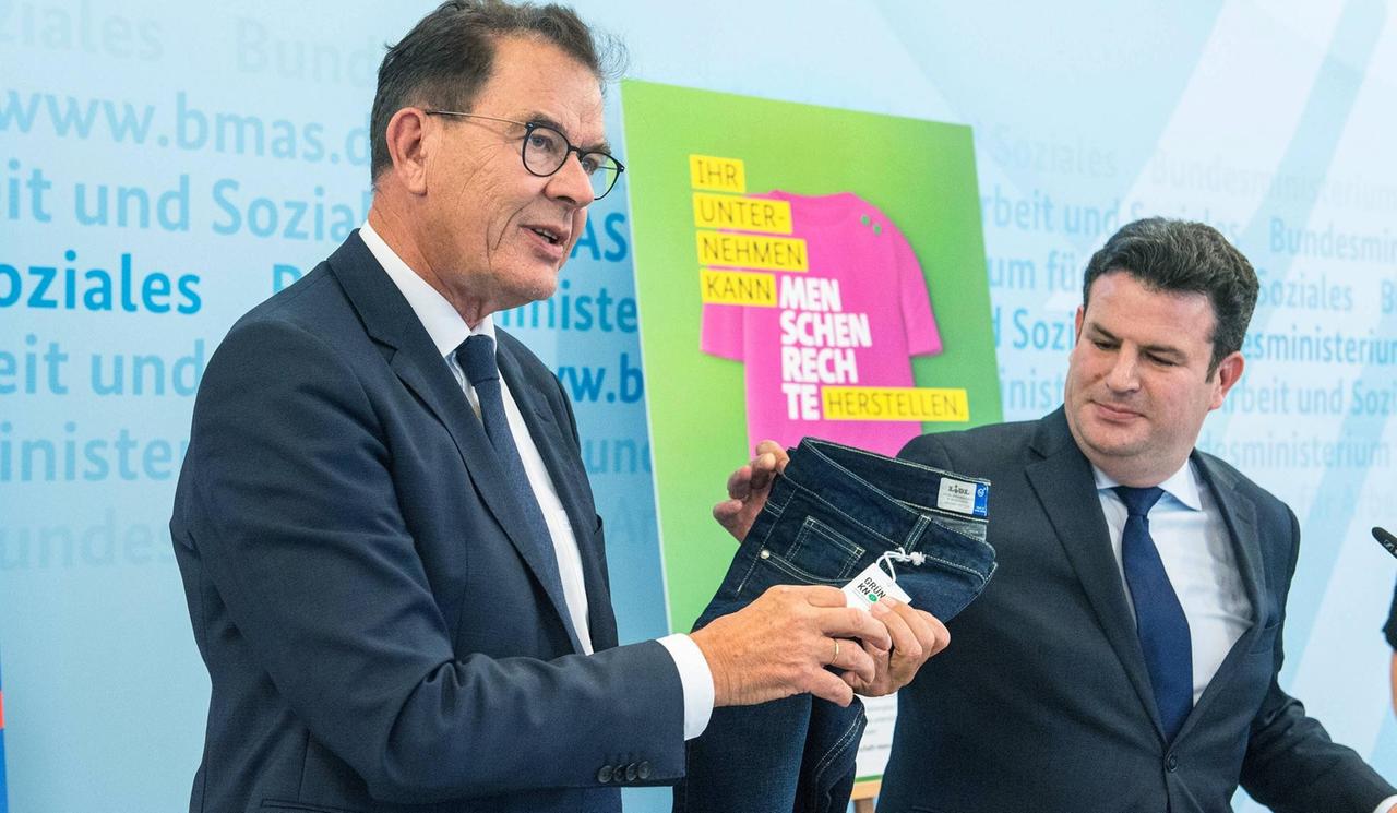 Pressekonferenz mit Entwicklungsminister, Gerd Müller (CSU/l.), und Arbeitsminister, Hubertus Heil (SPD/r.) Pressekonferenz mit Entwicklungsminister, Gerd Müller (CSU/l.), und Arbeitsminister, Hubertus Heil (SPD/r.)