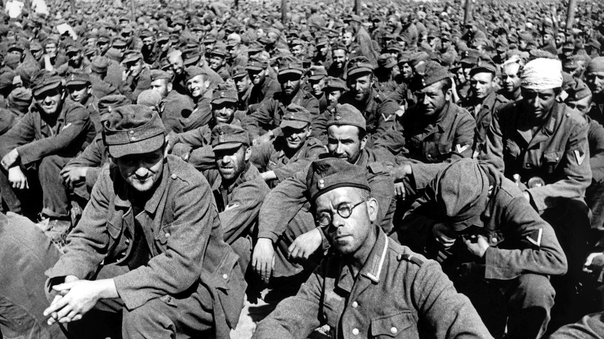 Deutsche Kriegsgefangene im Lager auf dem Chodynskoje Feld bei Moskau. Undatiert. Deutsche Kriegsgefangene im Lager auf dem Chodynskoje Feld bei Moskau. Undatiert.